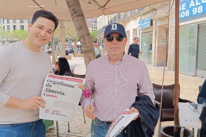 Juan recibe su clavel y un ejemplar del 85 aniversario.