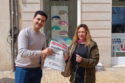 Marina y un redactor de LA VOZ.