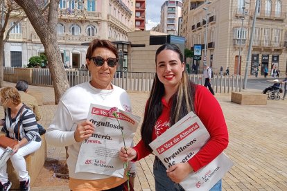 Rosa y una azafata que repartía hoy periódicos de LA VOZ.