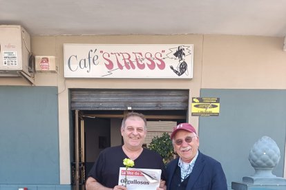 Antonio, de la cafetería Stress, recibe su periódico de manos del editor de La Voz de Almería.