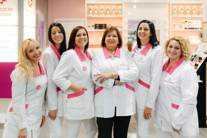 Gádor Villalobos junto al equipo al completo de Farmacia Villalobos.