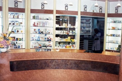 Interior de la farmacia en Cortijo Grande.