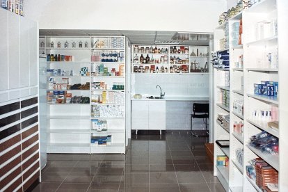 Interior de la farmacia en Cortijo Grande.