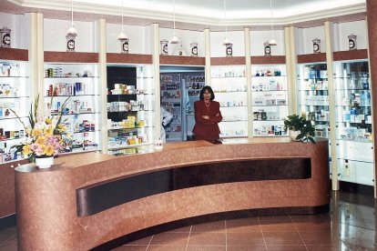 Interior de la farmacia en Cortijo Grande.