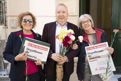Pedro Manuel de la Cruz ha repartido flores y periódicos en el centro de la capital.