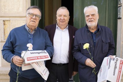 Reparto de flores y ejemplares de LA VOZ por el 85 aniversario.