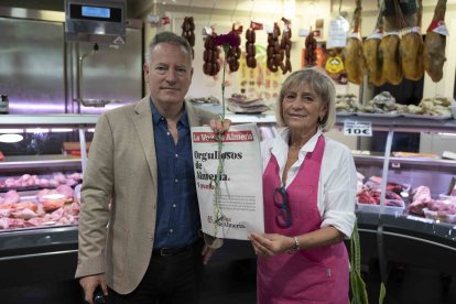 Manuel León reparte periódicos en el Mercado Central.