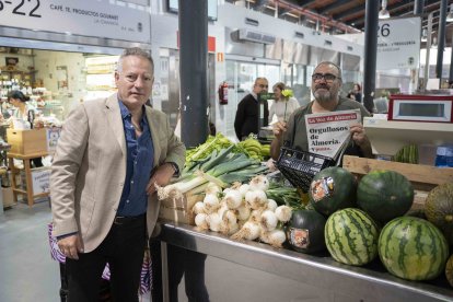 Paco Andújar recibe un ejemplar del 85 aniversario de LA VOZ.