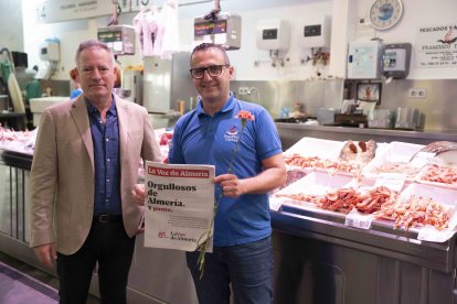 Paco Tijeras, con su periódico.