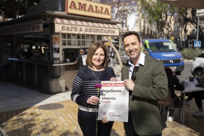Ricardo Céspedes, gerente de LA VOZ, entrega un ejemplar en el Kiosco Amalia.