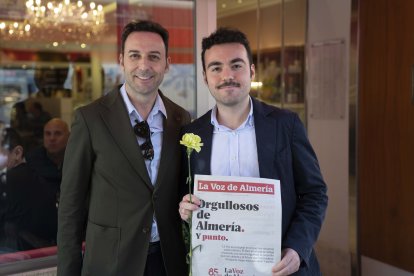 Reparto de periódicos y flores por el 85 aniversario de LA VOZ.