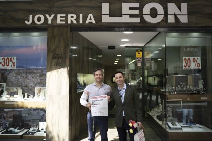 Un ejemplar y una flor para la Joyería León.