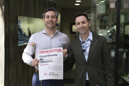 Entrega de periódicos y claveles por el 85 aniversario.