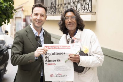 Ricardo Céspedes, gerente de LA VOZ, y el lotero Carrete.