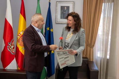 Pedro Manuel de la Cruz con la alcaldesa, María del Mar Vázquez.