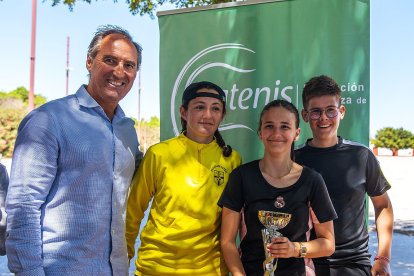 El concejal posando con los ganadores de la categoría mixta
