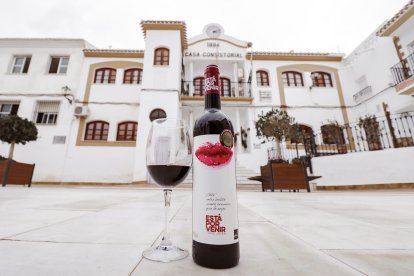 La botella frente al ayuntamiento.