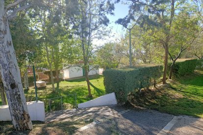 Diferentes niveles. Arriba están las barbacoas y abajo las mesas.