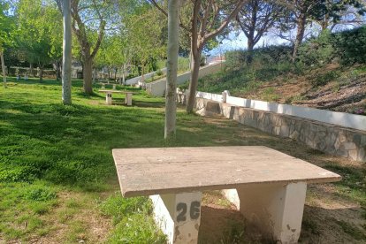 Mesas numeradas en un césped cuidado.