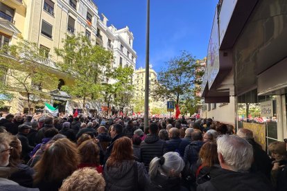 Multitudinaria concentración en la calle Ferraz en apoyo a Pedro Sánchez.
