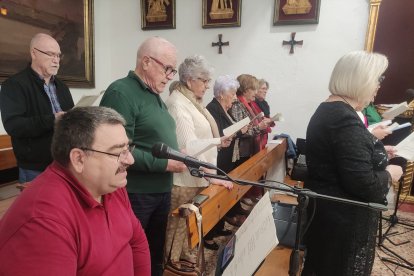 El coro en la Iglesia para acompañar a Mari, Jero y los invitados.