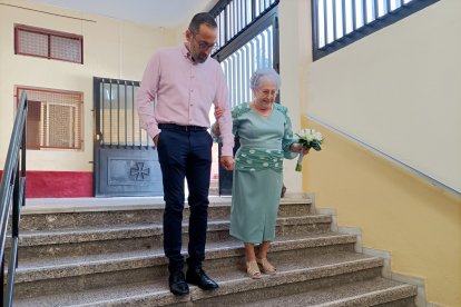 Mari con su hijo Juan Jesús bajando las escaleras.