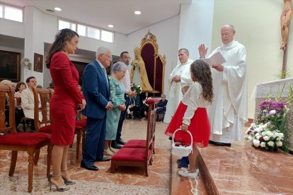 El padre Pozo junto a Alejandro en una ceremonia impresionante.