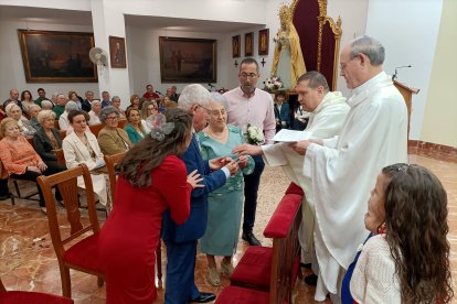 Entregando las arras.