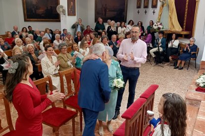 Un beso que fue aplaudido.