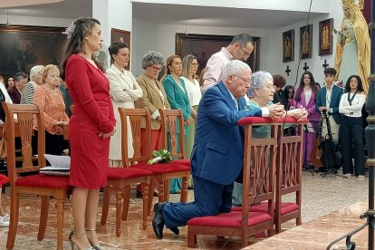De rodillas en una Iglesia que siempre está en su corazón.