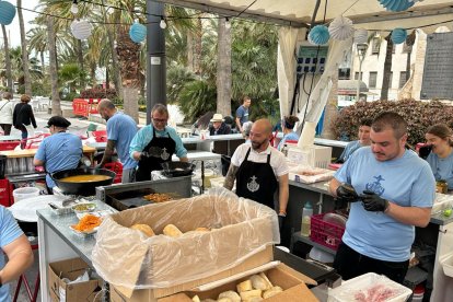 Los hermanos de Los Ángeles, trabajando en su Cruz de Mayo.