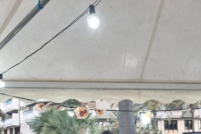 Hermanos de la Caridad en la Cruz de Mayo de la Plaza de las Velas.