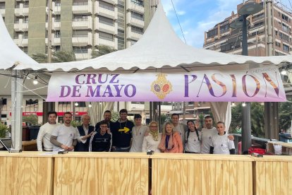 Los hermanos de Pasión, en la Cruz de Mayo de la Plaza de las Velas.