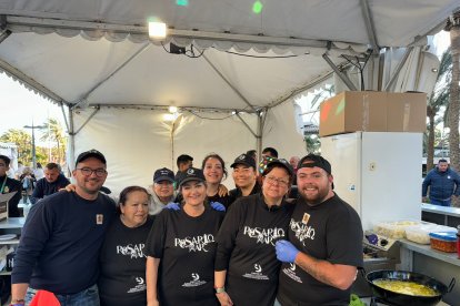 Hermanos del Rosario del Mar en la Cruz de Mayo de la Plaza de las Velas.