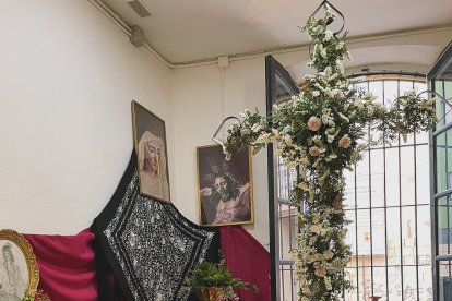 Cruz de Mayo del Silencio en su casa de hermandad.