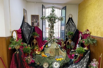 Cruz de Mayo del Silencio en su casa de hermandad.