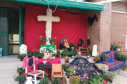 Cruz de Mayo de la Hermandad del Resucitado en el Colegio Ciudad de Almería.