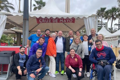 Hermanos del Prendimiento en la Cruz de Mayo de la Plaza de las Velas.