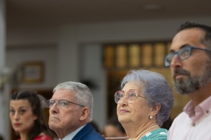 Mari con una sonrisa impecable durante la ceremonia junto a su marido y sus dos hijos. Foto: Juan Antonio Fernández Giménez