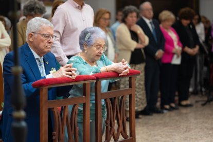 De rodillas en un recinto donde se casaron hace 50 años. Foto: Juan Antonio Fernández Giménez