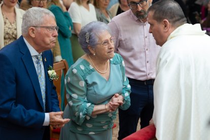 Alejandro dando la enhorabuena a Mari y Jero. Foto: Juan Antonio Fernández Giménez