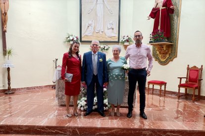 Mari Ángeles, Jero, Mari y Juan Jesús en el altar para cerrar una mañana de emoción y alegría con las bodas de oro.