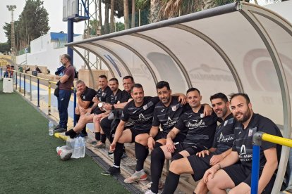 No era fácil verle por el banquillo.