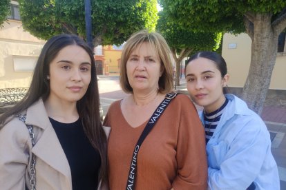 Violeta González, Ignacia Ortiz y Candela González, del Pozo de los Frailes y amigas de la familia.