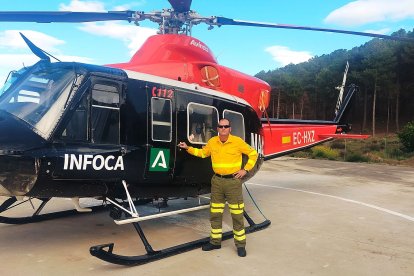 Paco junto al helicóptero del Infoca con el que tantas salidas ha hecho a los incendios de Andalucía.