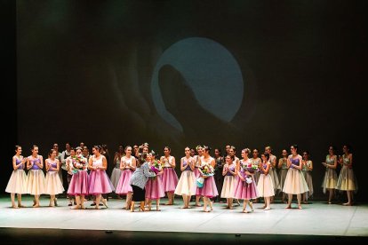 Saludo final del espectáculo Escenas de luz y de sombra.