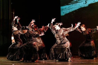 Alumnos de 5º Baile Flamenco durante la actuación.