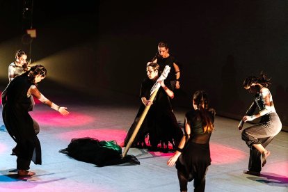 Alumnos de 2º Danza Contemporánea en el primer acto, embrujando el chal de la sílfide.