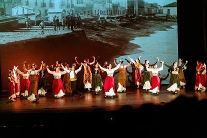 Alumnos de 1º Danza Española durante la actuación Carmen Dauset.