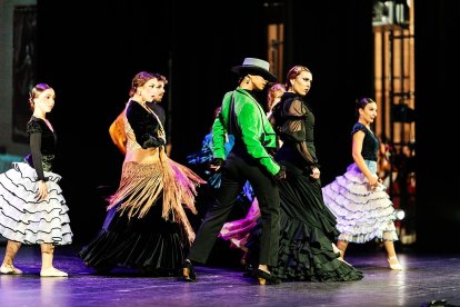 Alumnas de 6º Danza Española y Baile Flamenco durante la actuación.